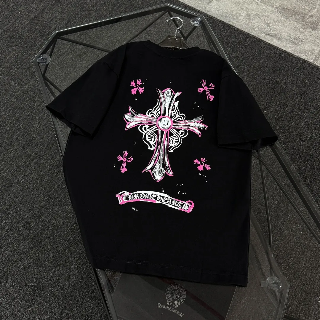 P170 Chrome Hearts Chrome Hearts 25 high-end versions. The fabric is made of 300 grams of high-density pure cotton. It does not deform or shrink. It has three labels. It is the same style for men and women. Technology: Digital printing. Color: White. Black. SIZE: S-XL.